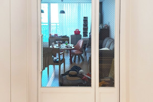 모던 아파트의 품격을 높이다: 의정부시 초슬림스윙도어로 완성한 현관중문 인테리어 후기