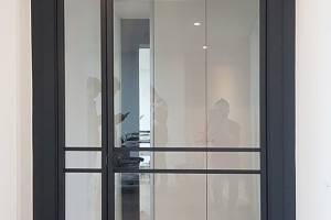 춘천 석사동 현대아파트, Stylish 슬림 비대칭 양개 중문 시공 사례: 블랙 프레임과 투명강화유리의 완벽한 조화